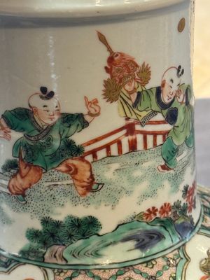 A fine Chinese famille verte 'Sanxing' rouleau vase with a gilt-bronze mount, Qing — 照片 4
