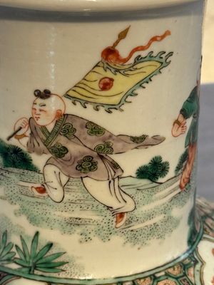 A fine Chinese famille verte 'Sanxing' rouleau vase with a gilt-bronze mount, Qing — 照片 5
