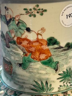 A fine Chinese famille verte 'Sanxing' rouleau vase with a gilt-bronze mount, Qing — 照片 6