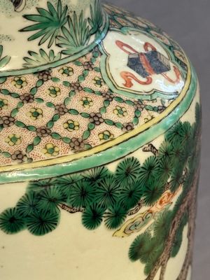 A fine Chinese famille verte 'Sanxing' rouleau vase with a gilt-bronze mount, Qing — 照片 7