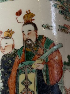 A fine Chinese famille verte 'Sanxing' rouleau vase with a gilt-bronze mount, Qing — 照片 8