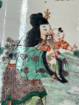 A fine Chinese famille verte 'Sanxing' rouleau vase with a gilt-bronze mount, Qing — 照片 10