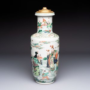 A fine Chinese famille verte 'Sanxing' rouleau vase with a gilt-bronze mount, Qing — 照片 1