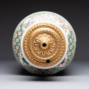 A fine Chinese famille verte 'Sanxing' rouleau vase with a gilt-bronze mount, Qing — 照片 6