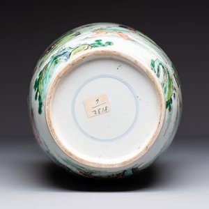 A fine Chinese famille verte 'Sanxing' rouleau vase with a gilt-bronze mount, Qing — 照片 7