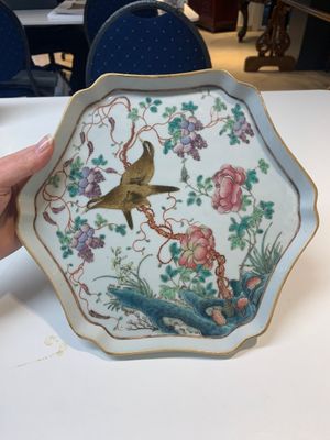 A fine Chinese flower-shaped famille rose 'magpies and flowers' tray, 19th C. — photo 1