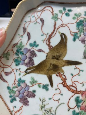 A fine Chinese flower-shaped famille rose 'magpies and flowers' tray, 19th C. — photo 2