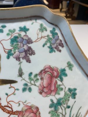 A fine Chinese flower-shaped famille rose 'magpies and flowers' tray, 19th C. — photo 3