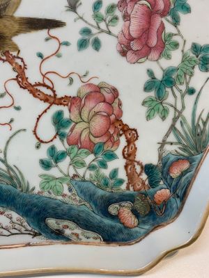 A fine Chinese flower-shaped famille rose 'magpies and flowers' tray, 19th C. — photo 4