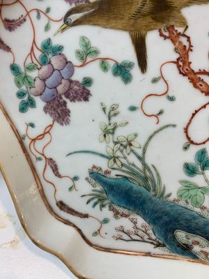 A fine Chinese flower-shaped famille rose 'magpies and flowers' tray, 19th C. — photo 5