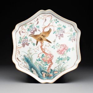 A fine Chinese flower-shaped famille rose 'magpies and flowers' tray, 19th C. — photo 1