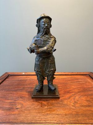 A fine Chinese gilt bronze figure of Zhou Cang 周倉, Ming — photo 1