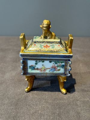 A fine Chinese gilt-decorated blue, white and famille rose covered censer, Qianlong — 照片 1