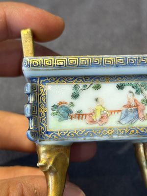 A fine Chinese gilt-decorated blue, white and famille rose covered censer, Qianlong — 照片 11
