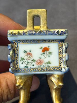A fine Chinese gilt-decorated blue, white and famille rose covered censer, Qianlong — 照片 12