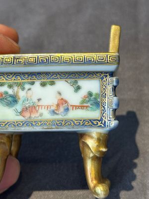 A fine Chinese gilt-decorated blue, white and famille rose covered censer, Qianlong — 照片 13