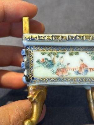 A fine Chinese gilt-decorated blue, white and famille rose covered censer, Qianlong — 照片 14