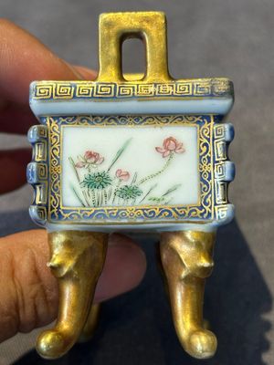 A fine Chinese gilt-decorated blue, white and famille rose covered censer, Qianlong — 照片 15