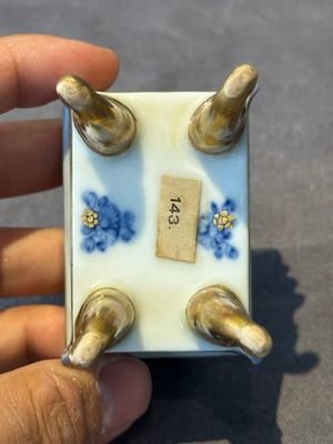 A fine Chinese gilt-decorated blue, white and famille rose covered censer, Qianlong — 照片 16