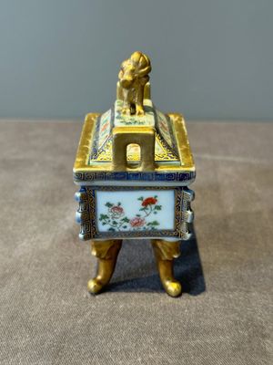A fine Chinese gilt-decorated blue, white and famille rose covered censer, Qianlong — 照片 2