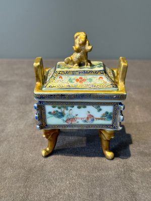 A fine Chinese gilt-decorated blue, white and famille rose covered censer, Qianlong — 照片 3