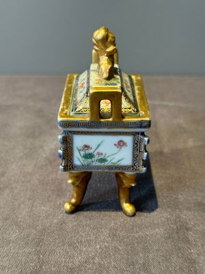 A fine Chinese gilt-decorated blue, white and famille rose covered censer, Qianlong — 照片 4