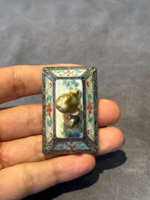 A fine Chinese gilt-decorated blue, white and famille rose covered censer, Qianlong — 照片 5