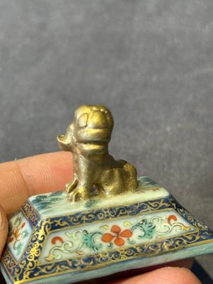 A fine Chinese gilt-decorated blue, white and famille rose covered censer, Qianlong — 照片 8