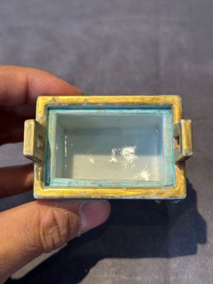 A fine Chinese gilt-decorated blue, white and famille rose covered censer, Qianlong — 照片 9