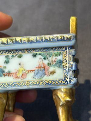 A fine Chinese gilt-decorated blue, white and famille rose covered censer, Qianlong — 照片 10