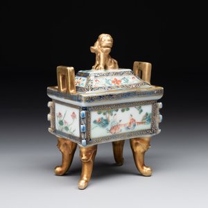 A fine Chinese gilt-decorated blue, white and famille rose covered censer, Qianlong — 照片 1