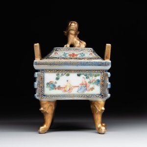 A fine Chinese gilt-decorated blue, white and famille rose covered censer, Qianlong — 照片 2