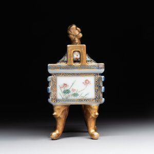 A fine Chinese gilt-decorated blue, white and famille rose covered censer, Qianlong — 照片 3