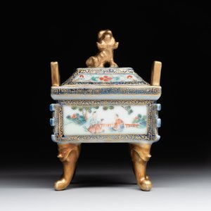 A fine Chinese gilt-decorated blue, white and famille rose covered censer, Qianlong — 照片 4