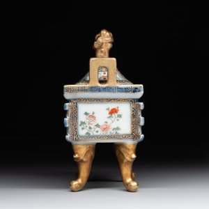 A fine Chinese gilt-decorated blue, white and famille rose covered censer, Qianlong — 照片 5
