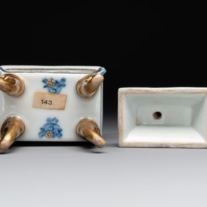 A fine Chinese gilt-decorated blue, white and famille rose covered censer, Qianlong — 照片 7