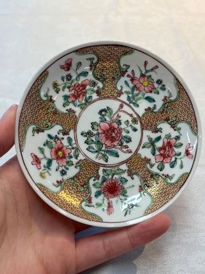 A fine Chinese gilt-decorated famille rose cup and saucer with floral design, Yongzheng — 照片 1