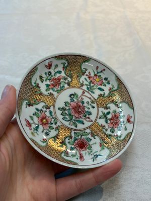 A fine Chinese gilt-decorated famille rose cup and saucer with floral design, Yongzheng — 照片 2