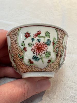 A fine Chinese gilt-decorated famille rose cup and saucer with floral design, Yongzheng — 照片 4