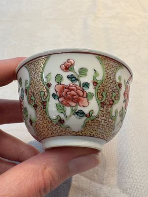 A fine Chinese gilt-decorated famille rose cup and saucer with floral design, Yongzheng — 照片 5