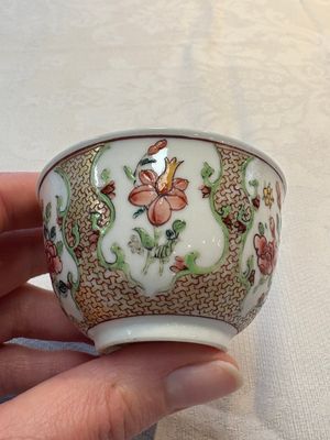 A fine Chinese gilt-decorated famille rose cup and saucer with floral design, Yongzheng — 照片 6