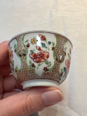 A fine Chinese gilt-decorated famille rose cup and saucer with floral design, Yongzheng — 照片 7