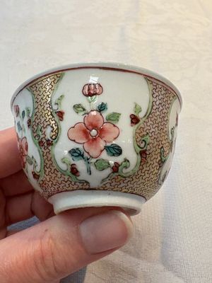 A fine Chinese gilt-decorated famille rose cup and saucer with floral design, Yongzheng — 照片 8
