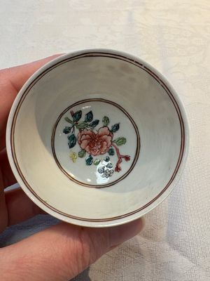 A fine Chinese gilt-decorated famille rose cup and saucer with floral design, Yongzheng — 照片 9