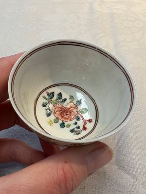 A fine Chinese gilt-decorated famille rose cup and saucer with floral design, Yongzheng — 照片 10