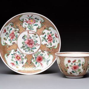 A fine Chinese gilt-decorated famille rose cup and saucer with floral design, Yongzheng — 照片 1