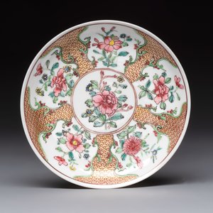 A fine Chinese gilt-decorated famille rose cup and saucer with floral design, Yongzheng — 照片 2
