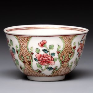 A fine Chinese gilt-decorated famille rose cup and saucer with floral design, Yongzheng — 照片 4