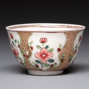 A fine Chinese gilt-decorated famille rose cup and saucer with floral design, Yongzheng — 照片 6