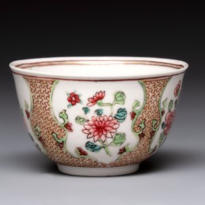 A fine Chinese gilt-decorated famille rose cup and saucer with floral design, Yongzheng — 照片 7